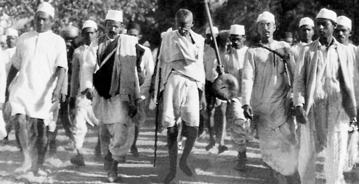 With reference to the picture given below, answer the questions that follow : Mahatma Gandhi and the National Movement, DN Kundra History and Civics Goyal Brothers Solutions ICSE Class 10.