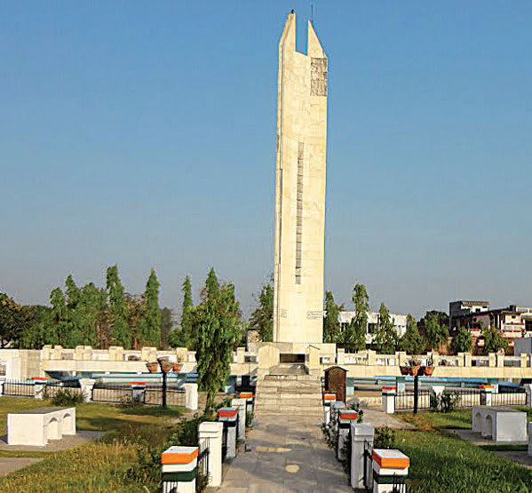 With reference to the picture given below, answer the questions that follow : Mahatma Gandhi and the National Movement, DN Kundra History and Civics Goyal Brothers Solutions ICSE Class 10.