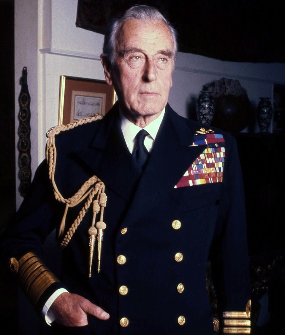 With reference to the picture given below, answer the questions that follow : The Last Phase - Independence and Partition of India(1942-47), DN Kundra History and Civics Goyal Brothers Solutions ICSE Class 10.